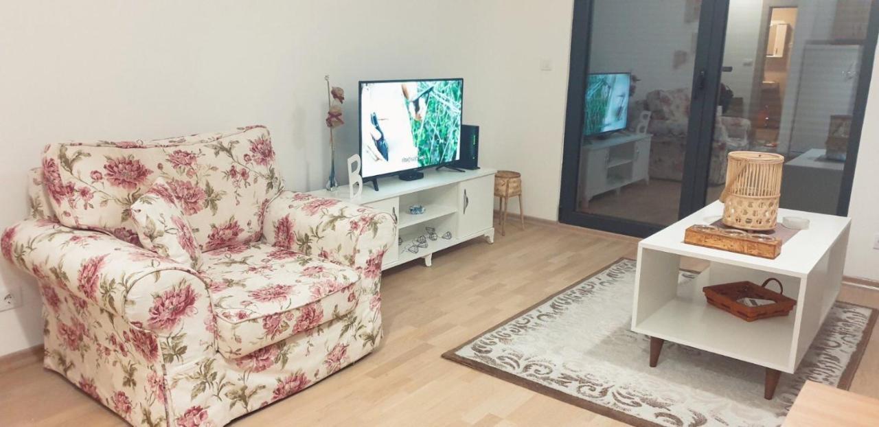 Lovely Pink Flat Apartment พอดโกริกา ภายนอก รูปภาพ