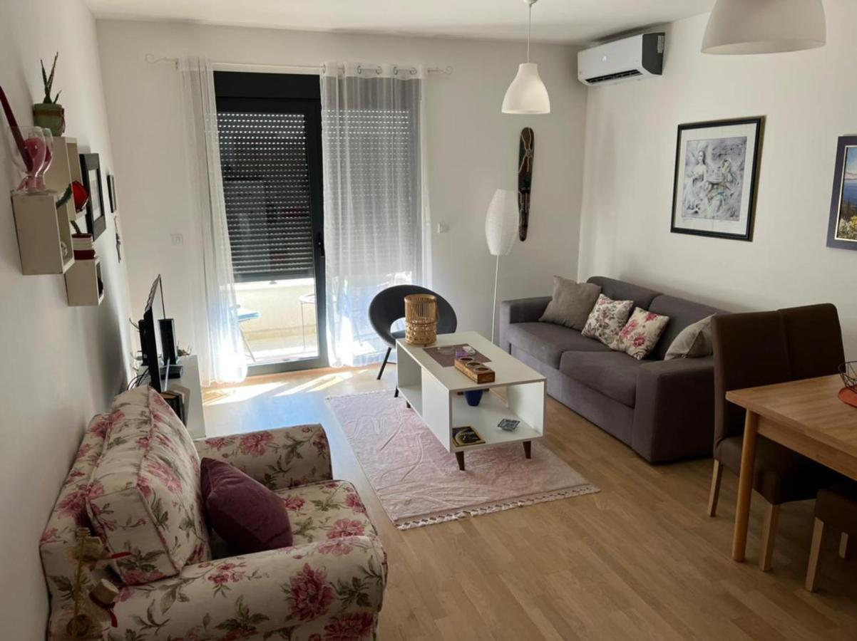 Lovely Pink Flat Apartment พอดโกริกา ภายนอก รูปภาพ